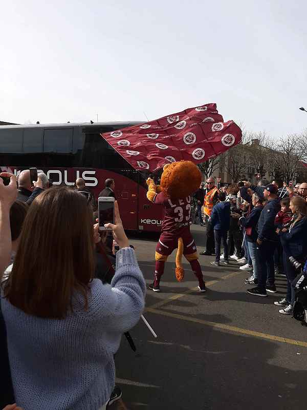 Léo à l'arrivée du bus des joueurs de l'UBB